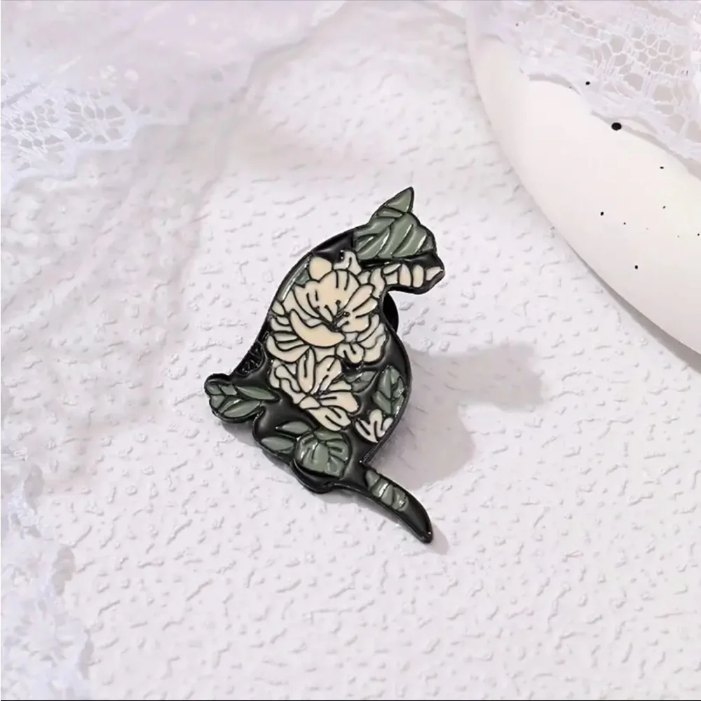 Kitty Pin - Picture 2 of 4